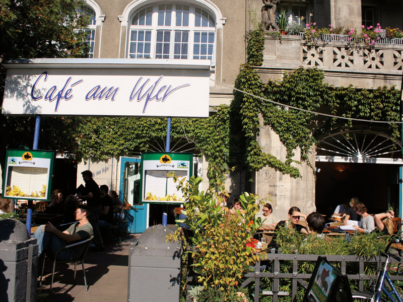 Szene_B_Cafe_am_Ufer